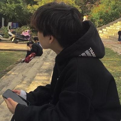 吃瓜网红照片头像男,揭秘吃瓜网红的帅气男生头像之谜 第2张 吃瓜网红照片头像男,揭秘吃瓜网红的帅气男生头像之谜 第2张