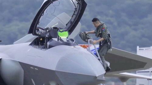 飞行员真实爆料视频播放,揭秘航班背后的真实瞬间  第2张