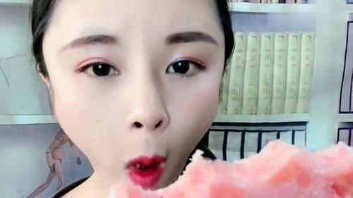 农村美女吃网红瓜,趣味横生的生活瞬间  第2张